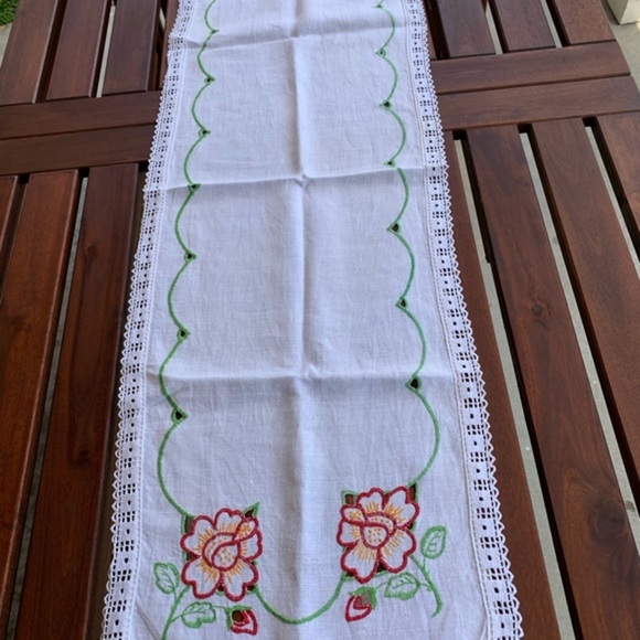 Table runner - Picture 1 of 4